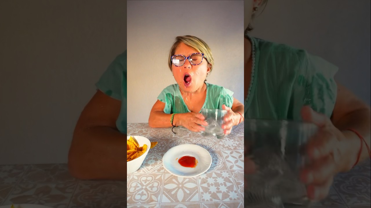 Elle goûte une sauce piquante 😱 #firstshortvideo #pourtoi #humour @ElodieCostaTheVoice10