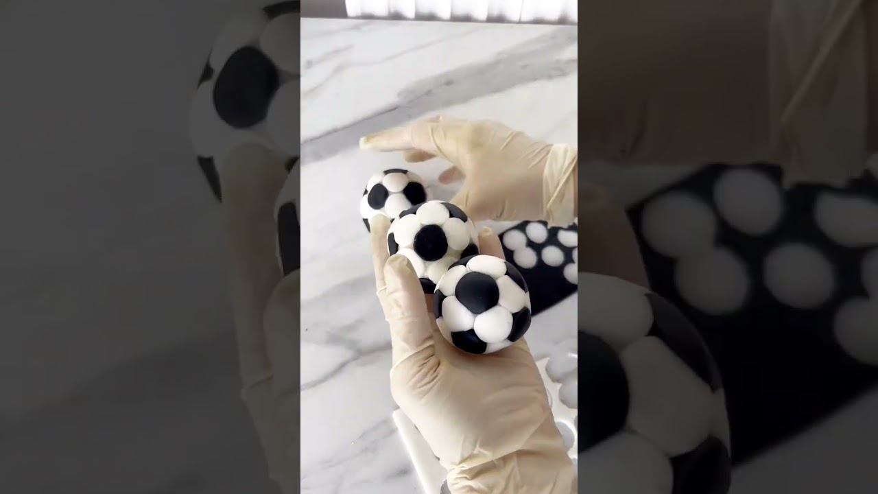 Un moyen facile de faire des ballons de football a base de pâte au sucre⚽️#cake #caketutorial#cakes