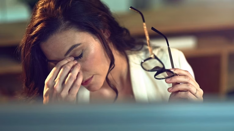 Pourquoi suis-je constamment fatiguée : les causes fréquentes à connaître